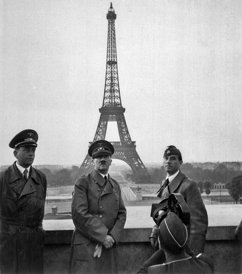 Po prepadnutí Poľska v septembri 1939, ktorým Hitler rozpútal druhú svetovú vojnu, pokračoval na jar 1940 obsadzovaním západnej Európy a o rok neskôr zaútočil na Sovietsky zväz. Pri prehliadke dobytého Paríža ho v júni 1940 sprevádzali aj Albert Speer a sochár a architekt Arno Breker.