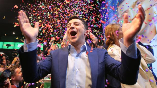 Volodymyr Zelenskyj oslavoval vo svojom štábe po jasnom víťazstve v ukrajinských prezidentských voľbách.