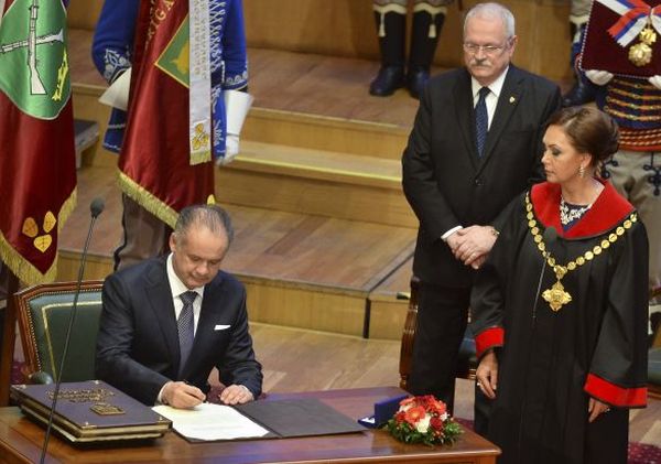 Expredsedníčka Ústavného súdu Ivetta Macejková bola pri vymenovaní Andreja Kisku (vľavo) za prezidenta. Ten nedávno určil nového predsedu súdu.