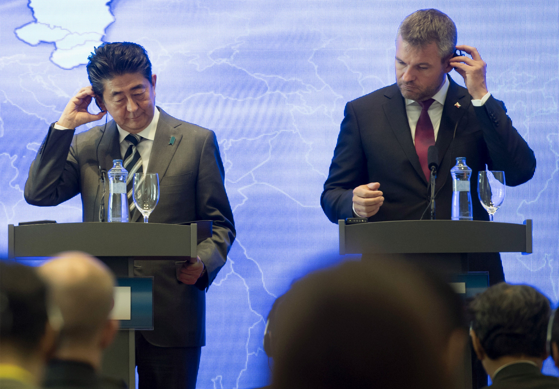 V Bratislave sa uskutočnil samit V4, na ktorom diskutoval japonský premiér Šinzó Abe spolu so slovenským premiérom Petrom Pellegrinim.