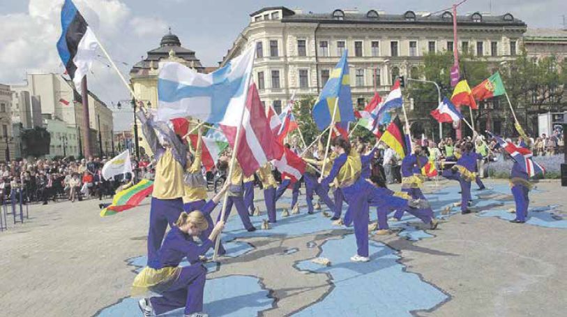 V uliciach hlavného mesta sa v roku 2004 uskutočnili oslavy vstupu do európskeho spoločenstva.