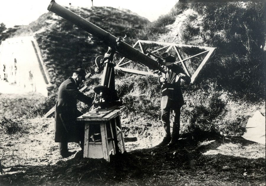 Štefánik pri práci v pevnosti Cormeilles pri Paríži v roku 1912.