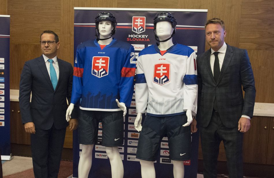 Prezident zväzu Martin Kohút (vľavo) spolu s Mariánom Hossom prezentovali vlani v septembri nové logo a identitu slovenského hokeja.