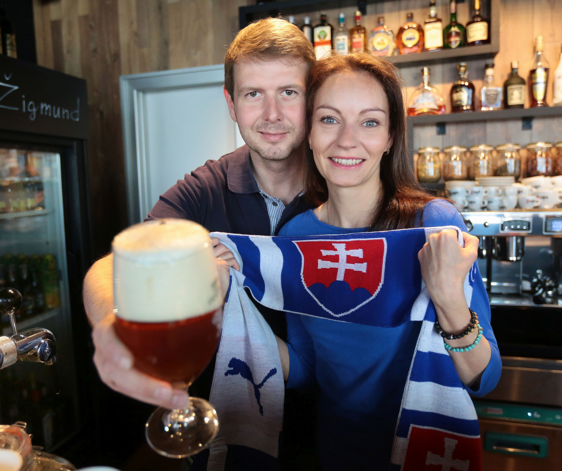 Majiteľ podniku Simply Jozef Gális s manželkou Beátou si uvedomujú, že väčšinu zahraničných turistov okrem hokeja láka slovenské pivo.