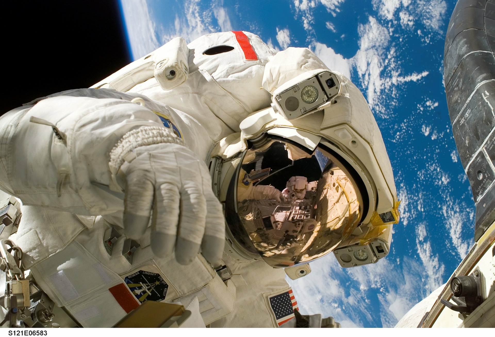 Keď astronauti opustia ochrannú atmosféru Zeme a magnetické pole, sú vystavení veľkému množstvu ionizujúceho vesmírneho žiarenia. Je to podobné tomu, čo zažívajú piloti lietadiel a stewardi, ale podľa NASA sú úrovne oveľa vyššie - ide o ekvivalent 150 až 6 000 röntgenových snímok hrudníka. Astronauti preto majú zvýšené riziko rakoviny, degeneratívnych ochorení kostí a chorôb, ktoré postihujú centrálny nervový systém. Vedci z University of Nevada teraz bijú na poplach kvôli možným cestám na Mars, ktoré by zahŕňali rok a pol v hlbokom vesmíre.