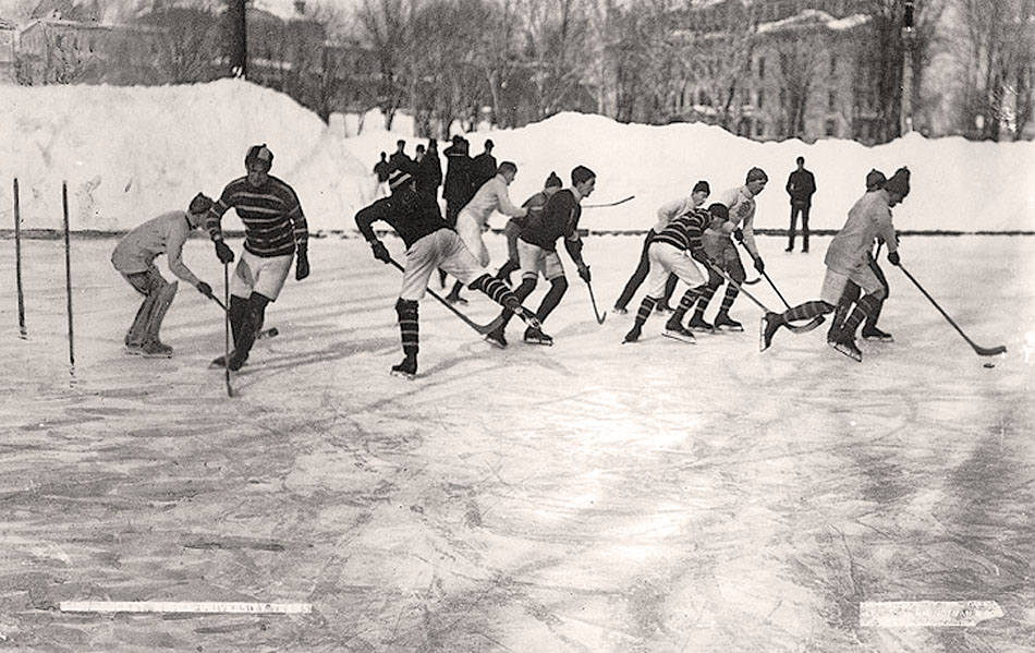 Hokejový zápas na McGillovej univerzite v Montreale v roku 1902.