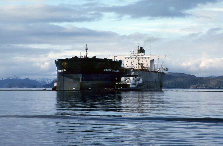 Poškodení pri hromadnej žalobe po nehode tankera Exxon Valdéz v roku 1989 vysúdili odškodné vo výške stoviek miliónov dolárov. Ekologicky vplyv ropnej škvrny bol obrovský.