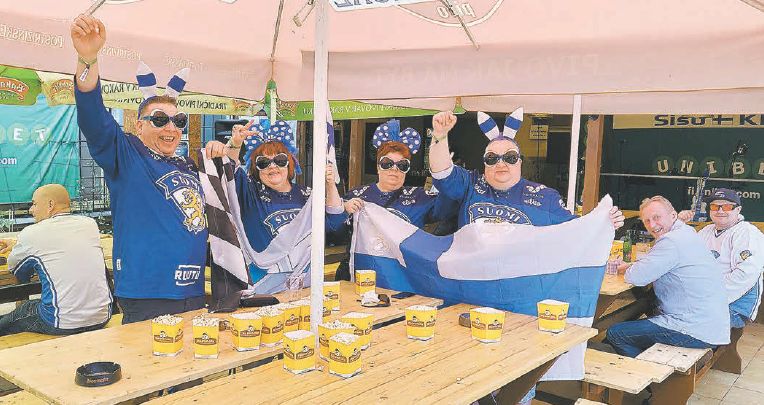 Fínski fanúšikovia si pochvaľujú domáce prostredie v podniku Dobré časy v Košiciach. Na snímke vpravo spolumajiteľ firmy Sisu klubi Pepe Jůrgens.