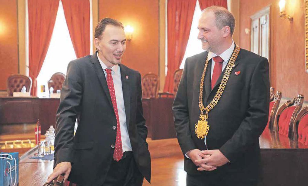 Jaroslav Polaček prijal v priestoroch Starej radnice deleg&aacute;cie v&scaron;etk&yacute;ch reprezentačn&yacute;ch t&iacute;mov (na sn&iacute;mke vpravo s gener&aacute;lnym manaž&eacute;rom Miroslavom &Scaron;atanom).