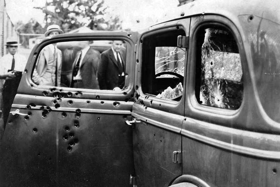 Rozstrieľaný Ford V8, v ktorom sa 23. mája 1934 skončila zločinecká kariéra Bonnie Parkerovej a Clyda Barrowa.