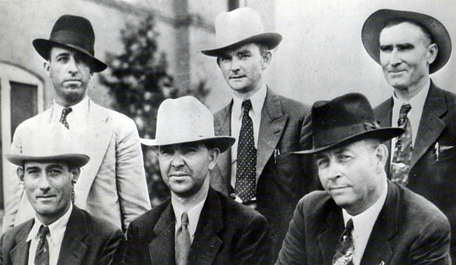 Frank Hamer (vpravo dolu) a jeho tím, ktorý napokon Bonnie a Clyda dostal.