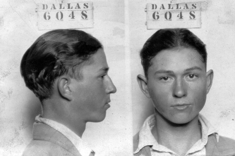 Clyde Barrow na snímkach z databázy dallaskej polície. Keď sa prvýkrát dostal za mreže, nemal ani pätnásť.