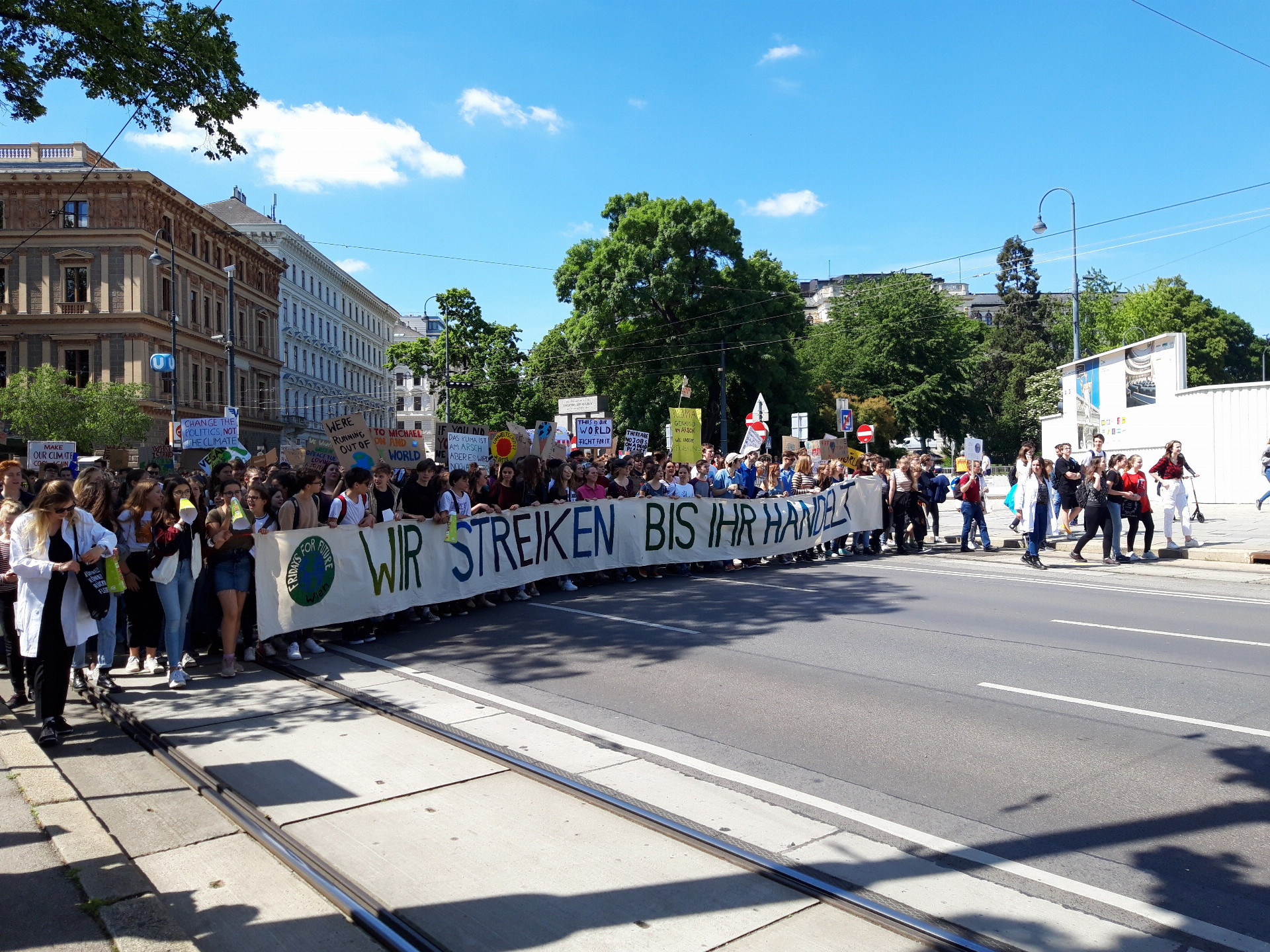 Študenti a žiaci na klimatickom štrajku vo Viedni.