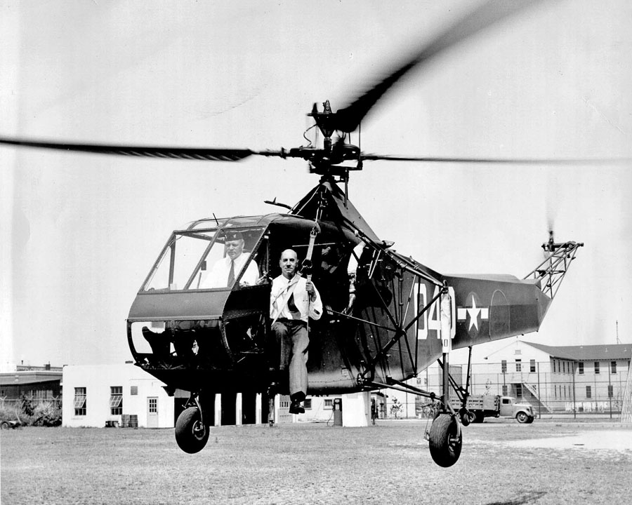 Igor Sikorskij vo svojom stroji R-4, ktorý sa stal prvým masovo využívaným vrtuľníkom na svete.