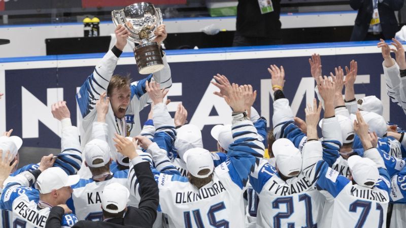 Fínski hokejisti si práve prevzali trofej pre majstrov sveta.