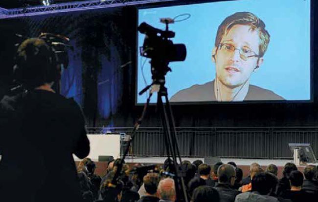 K najznámejším ohlasovateľom štátnych prešľapov patrí Edward Snowden. Ten zverejnil, ako americké tajné služby odpočúvali ľudí.