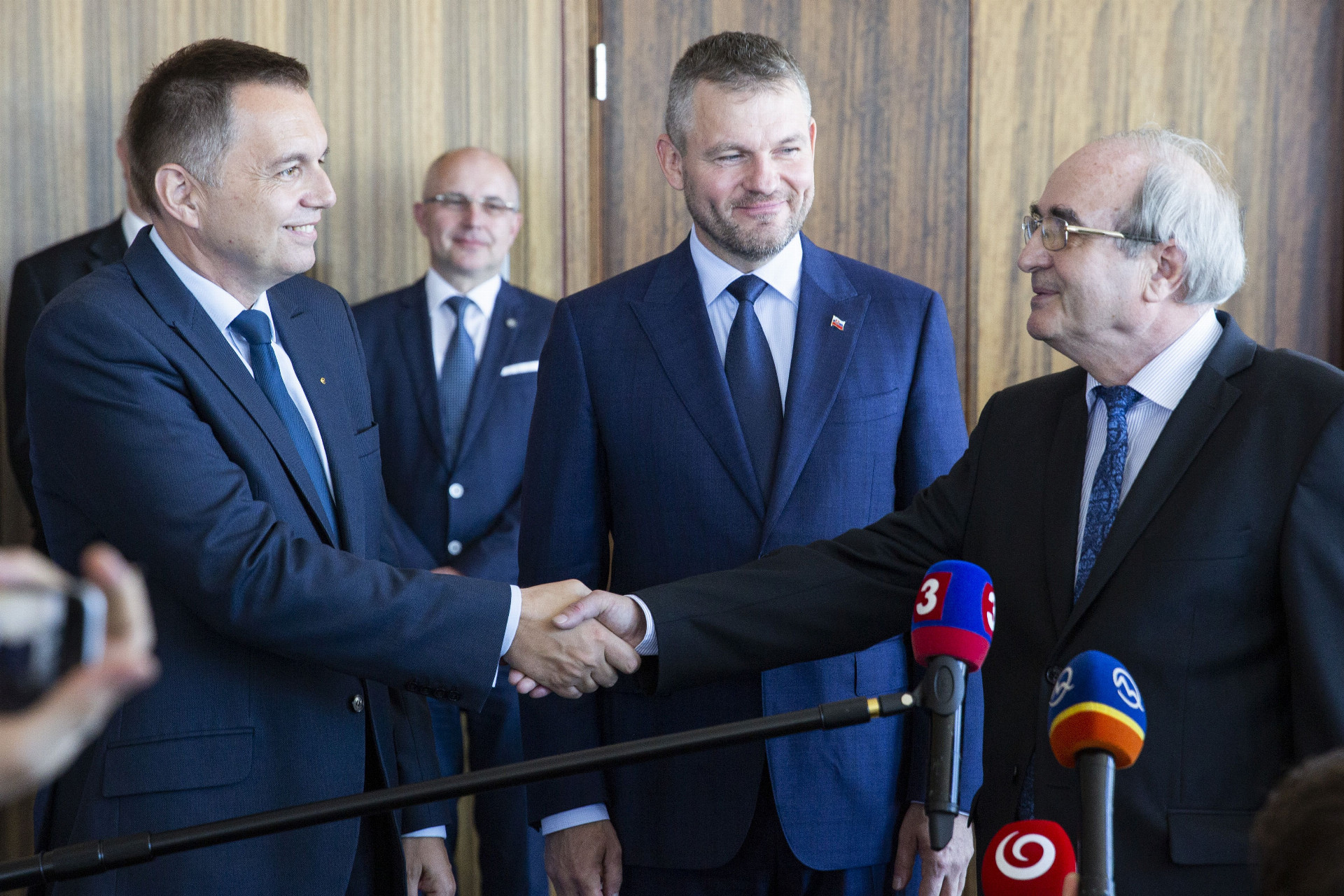 Exguvernér Jozef Makúch (vpravo) odovzdal NBS svojmu nástupcovi Petrovi Kažimírovi (vľavo) za prítomnosti premiéra Petra Pellegriniho (v strede).