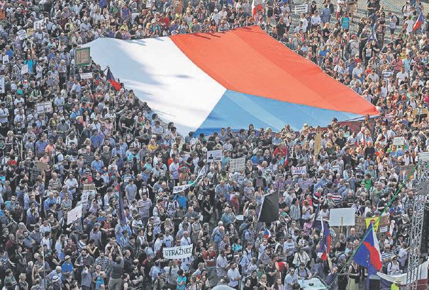 Protestujúci Česi okrem iného žiadajú aj odstúpenie premiéra Andreja Babiša.