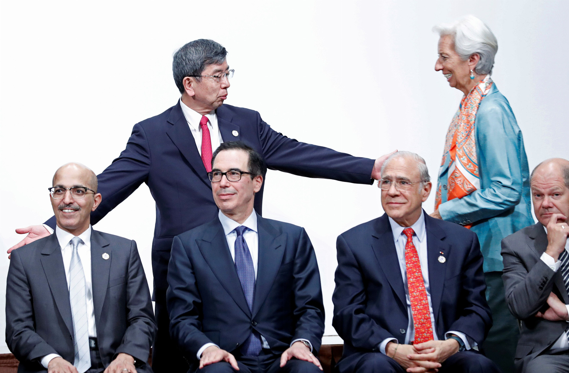 Prezident Ázijskej rozvojovej banky Takehiko Nakao usádza šéfku Medzinárodného menového fondu Christine Lagardovú na
zasadnutí krajín G20.