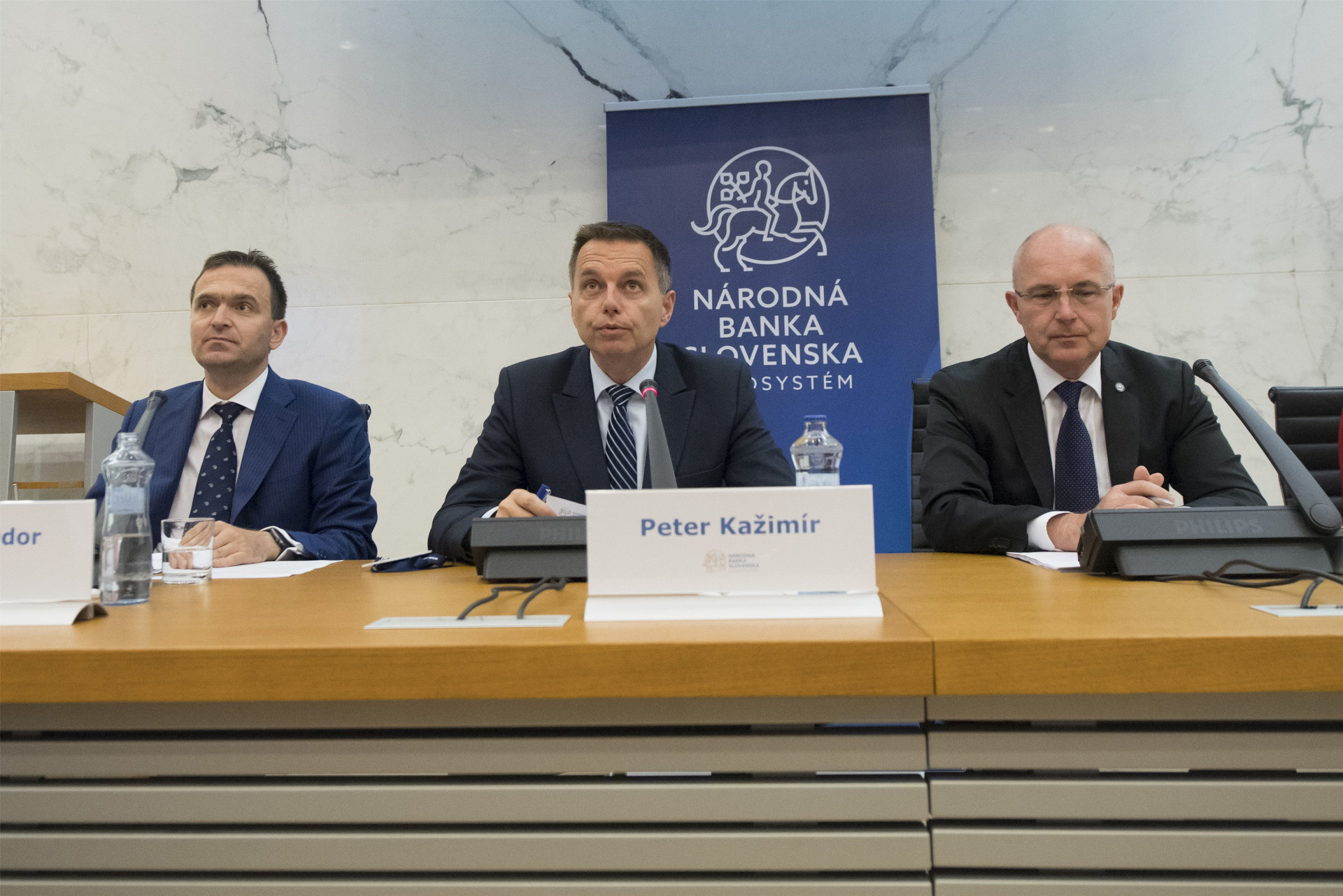 Guvernér Peter Kažimír (v strede) prvýkrát predikoval ekonomický vývoj spolu s viceguvernérom Ľudovítom Ódorom (vľavo) a riaditeľom sekcie dohľadu Vladimírom Dvořáčkom (vpravo).