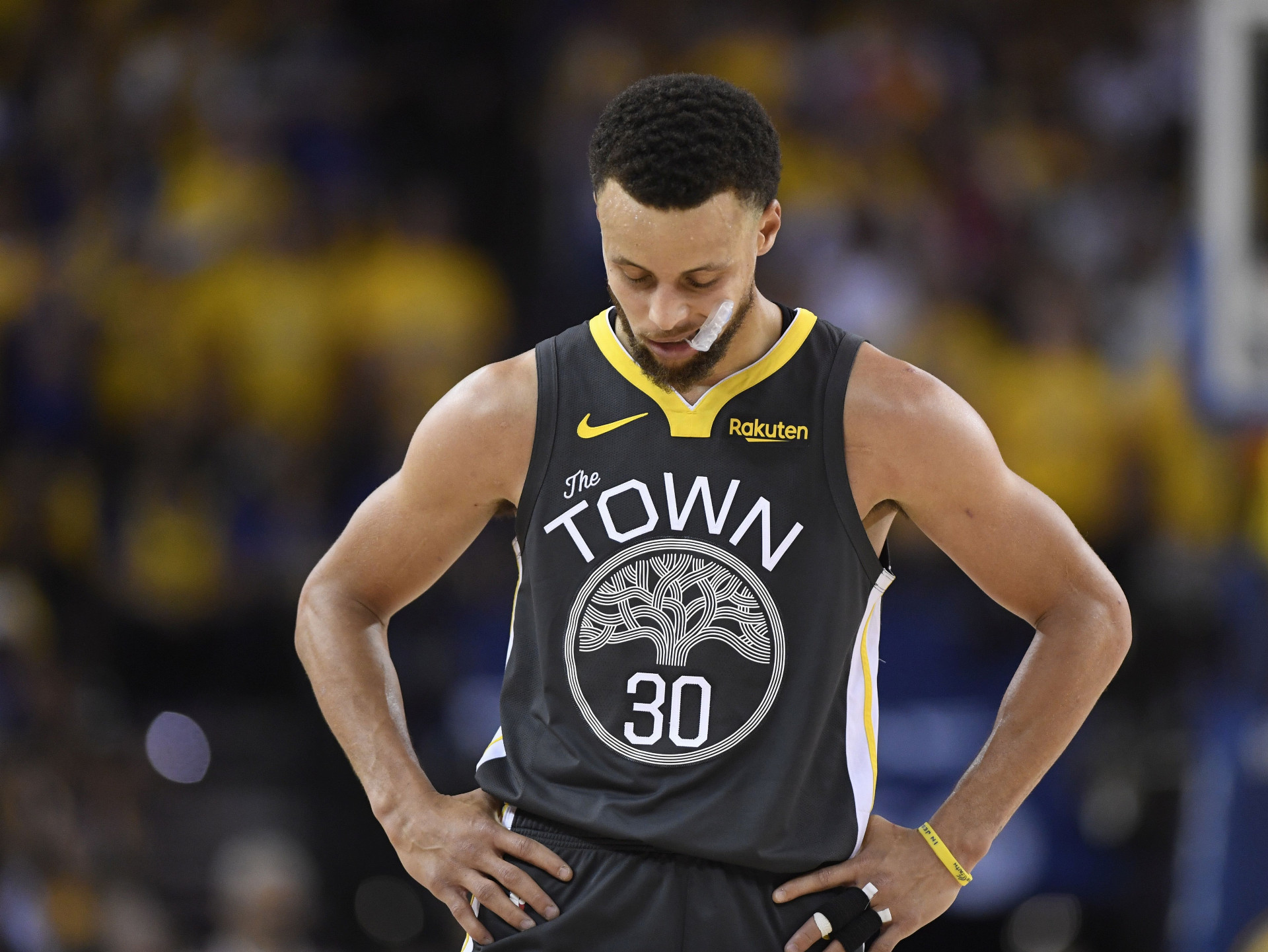 Sklamaný rozohrávač Stephen Curry z tímu zdolaného finalistu Golden State Warriors tesne po konci rozhodujúceho šiesteho duelu.