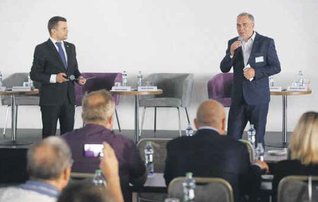 Moderátor Radoslav Mizera (vľavo) hovoril o smart riešeniach v regiónoch s Igorom Wzošom (vpravo).
