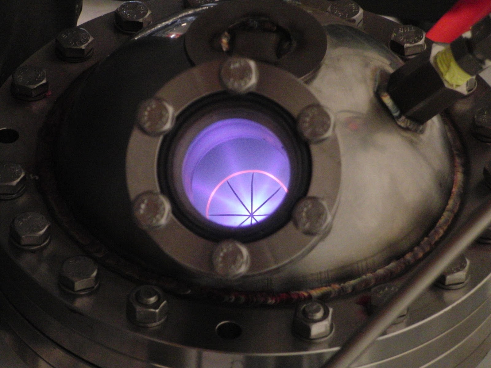 Na snímke je pohľad na mriežku jeho fuzoru, v ktorom dochádza k zlučovaniu jadier.
