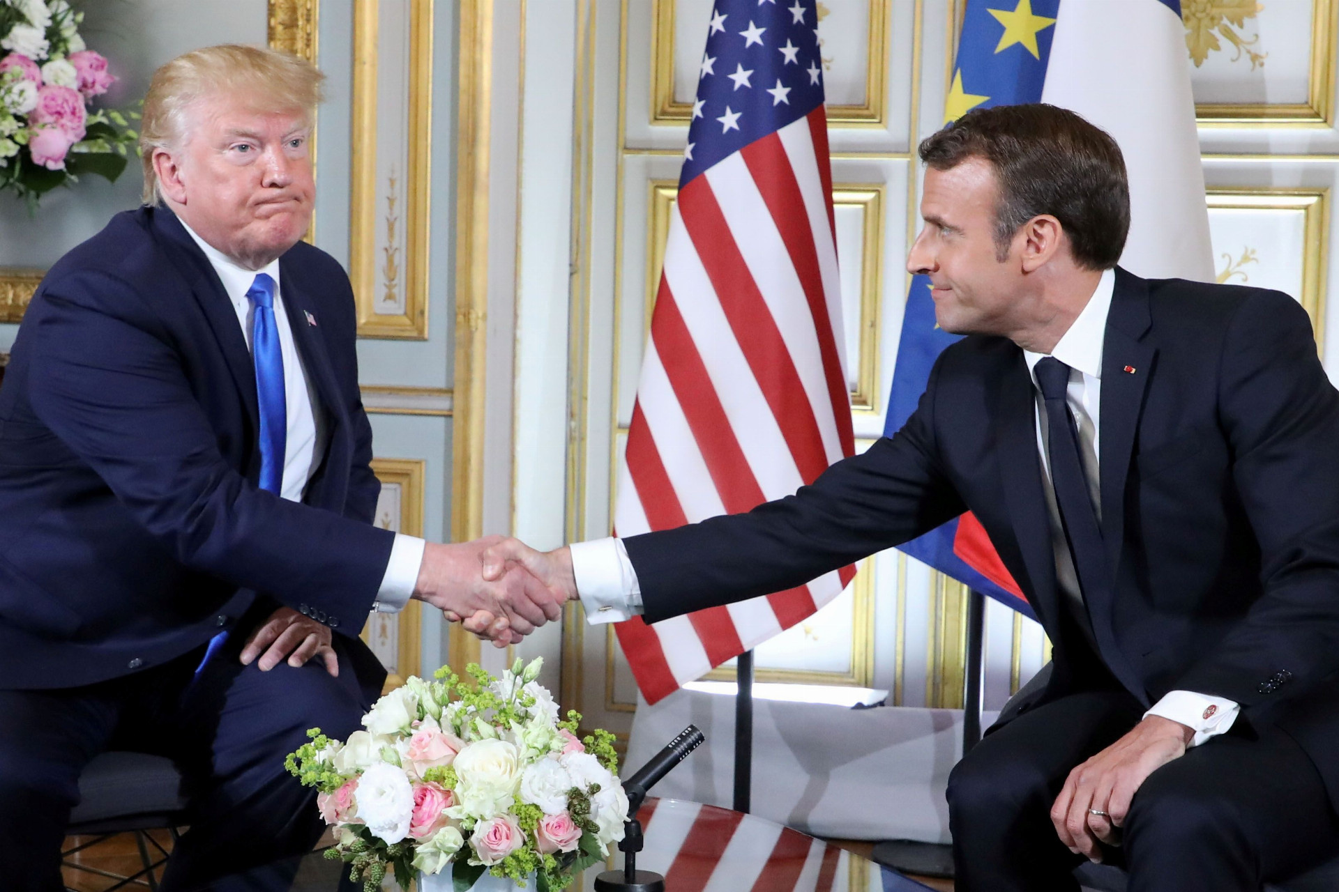 Vzťahy medzi francúzskym prezidentom Emmanuelom Macronom (vľavo) a jeho americkým náprotivkom Donaldom Trumpom (vpravo) sa zhoršili pre snahu Paríža zdaniť technologické firmy.