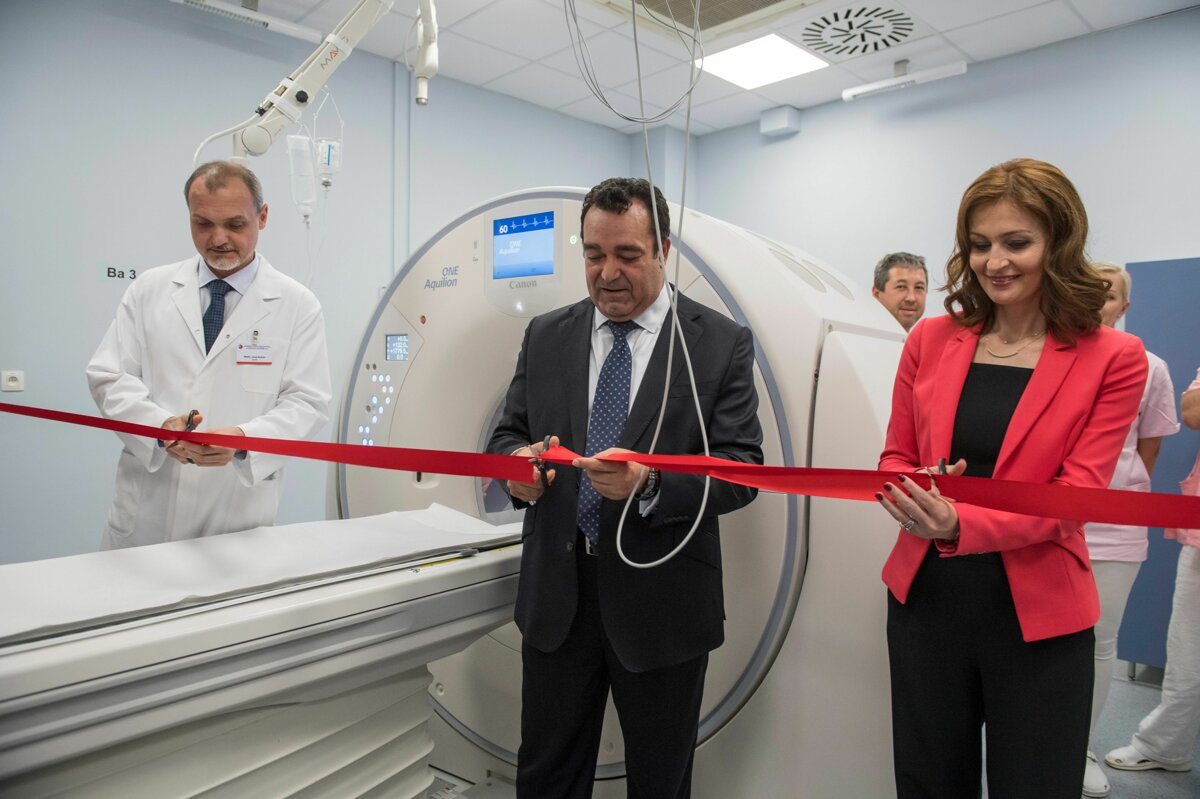 Pri niektorých vyšetreniach stačia lepšie röntgeny, pri iných je potrebné CT. Na snímke ministerka zdravotníctva Andrea Kalavská (vpravo) uvádza do prevádzky nový CT prístroj v Národnom ústave srdcových chorôb.