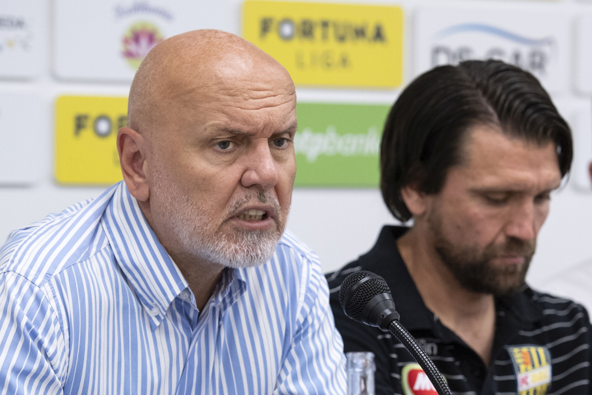 Majiteľ dunajskostredsk&eacute;ho DAC Oszk&aacute;r Vil&aacute;gi (vľavo) je veľmi spokojn&yacute; s doteraj&scaron;ou pr&aacute;cou nemeck&eacute;ho tr&eacute;nera Petra Hyballu.