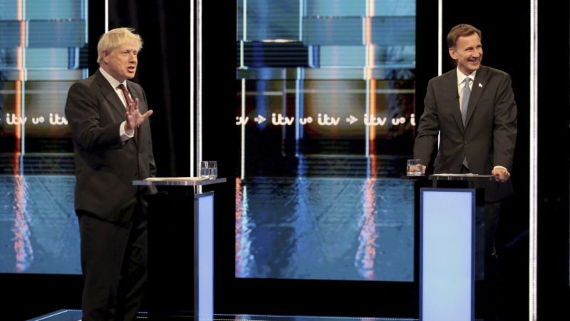 Obaja kandidáti na britského premiéra, bývalý starosta Londýna Boris Johnson (vľavo) aj minister zahraničných vecí Jeremy Hunt (vpravo), presadzujú odchod Veľkej
Británie z Európskej únie bez dohody.