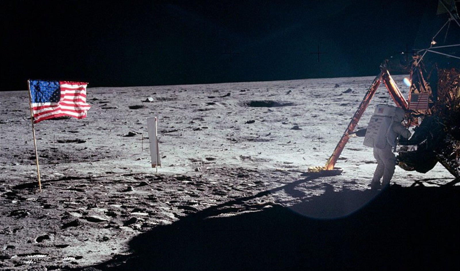 Keď Armstrong s Aldrinom odlietali z Mesiaca, štart spôsobil pád americkej vlajky. Ešte než sa tak stalo, stihol Armstrong vlajku vyfotiť. Aldrin neskôr uviedol, že videl, ako vlajku zrazili výfukové plyny z motorov Apolla 11. Účastníci ďalších misií Apollo radšej zasadili vlajku oveľa ďalej od pristávacieho modulu.