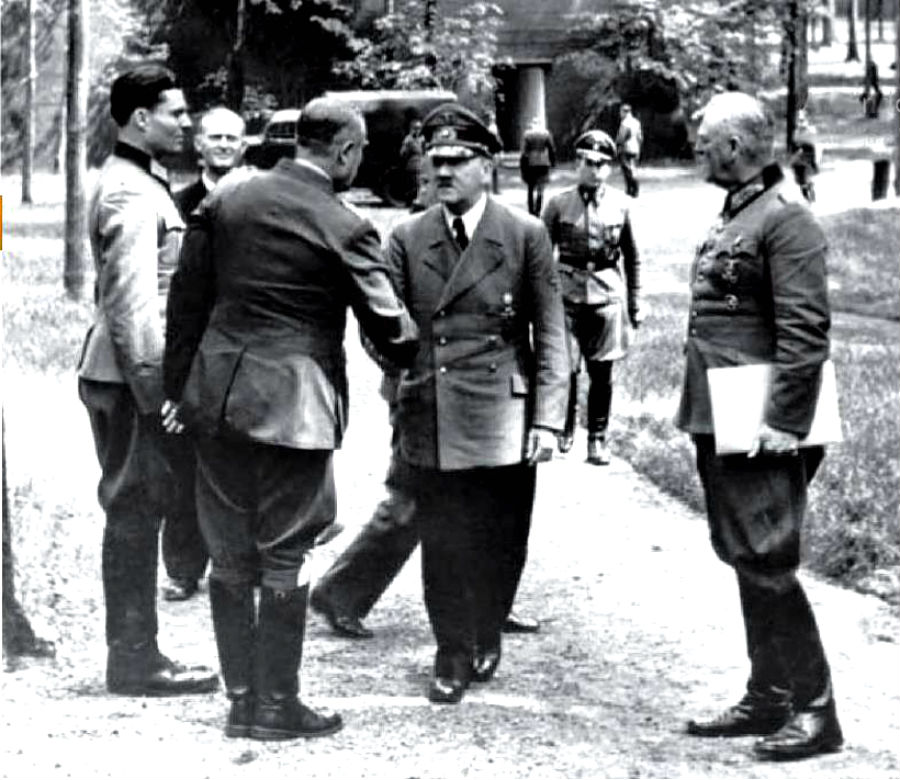 Adolf Hitler pred svojím hlavným stanom. Na snímke, ktorá vznikla päť dní pred atentátom, je aj plukovník Claus von Stauffenberg (stojí celkom vľavo).