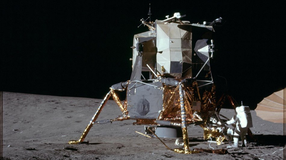 Armstrong, Aldrin a Collins spolu strávili čas v priestore, ktorý podľa skyatnightmagazine.com veľkostne pripomínal veľké auto. Spali v spacákoch, priviazaných ku kabíne, aby sa nekontrolovane nevznášali.