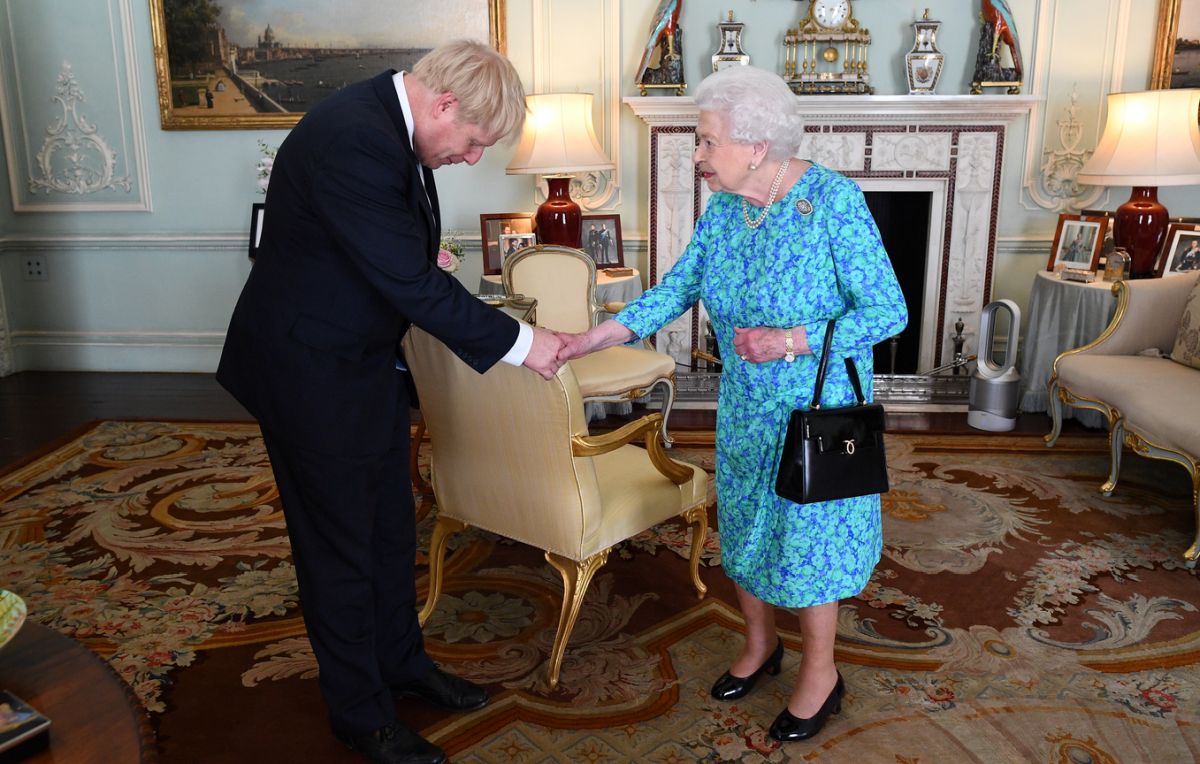 Boris Johnson a kráľovná Alžbeta II