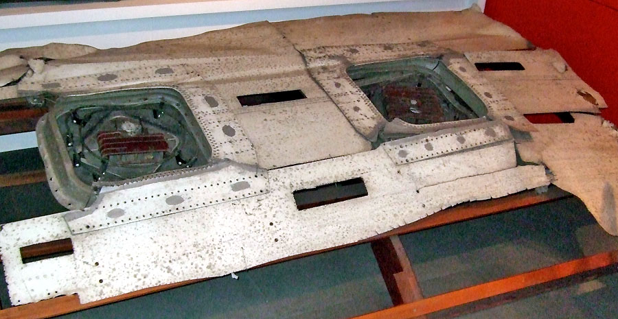 Fragment trupu Cometa, ktorý havaroval v januári 1954. Vyšetrovatelia zistili, že problémom boli okná štvorcového tvaru, v rohoch ktorých vznikali trhliny. Tie sa po každom natlakovaní kabíny zväčšovali až napokon došlo ku kolapsu celej konštrukcie lietadla.