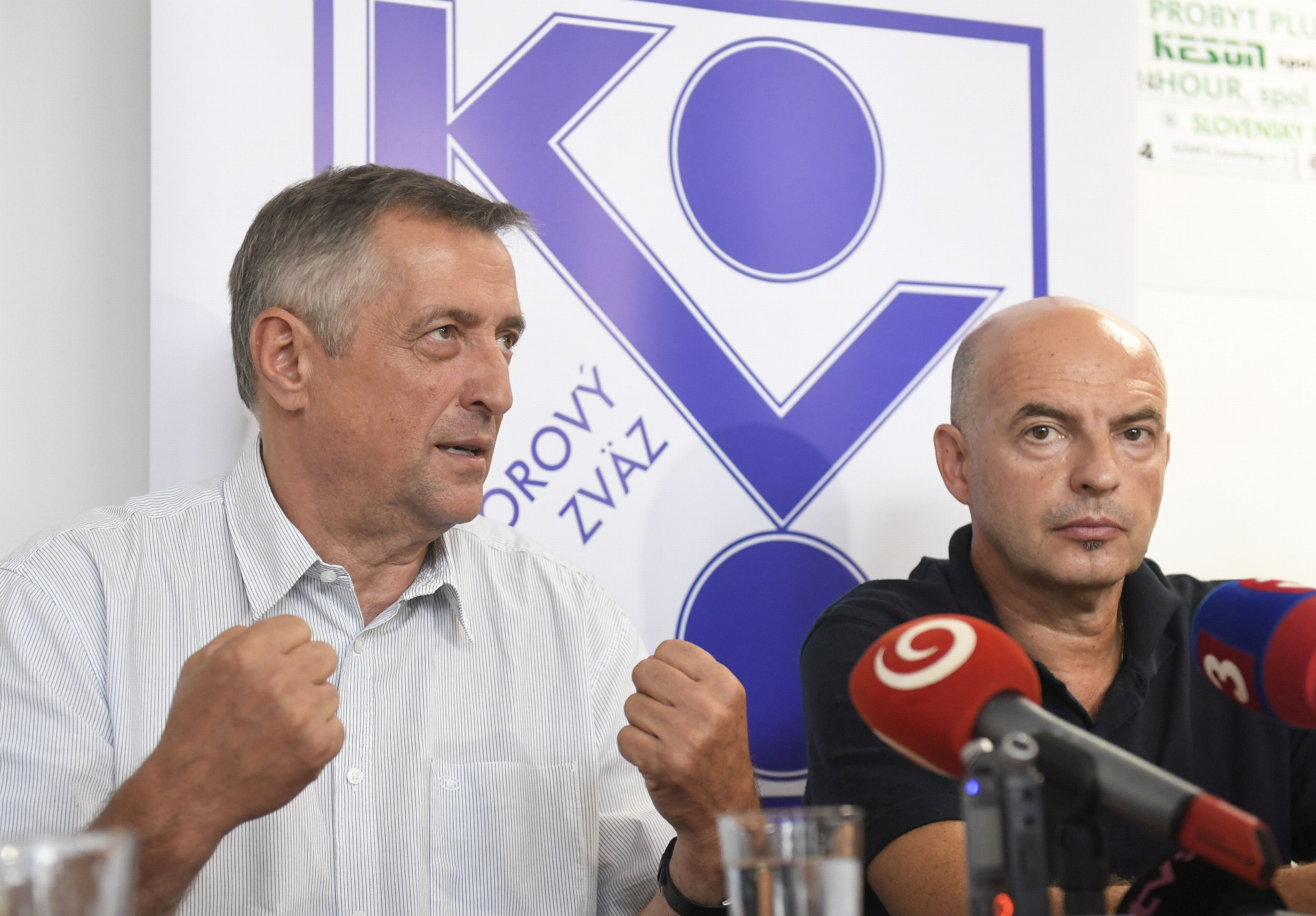 Predseda Odborového zväzu KOVO Emil Machyna (vľavo) a predseda Rady odborov U. S. Steel Juraj Varga.