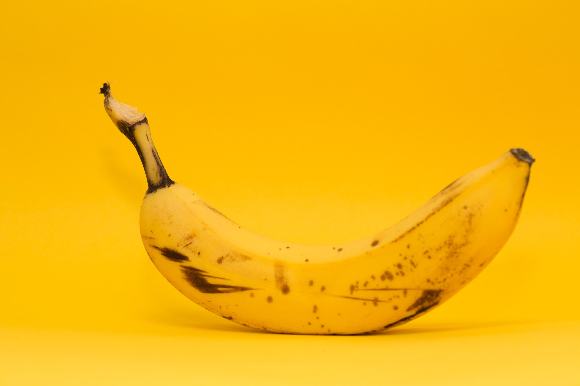 Banány uvoľňujú etylénový plyn, ktorý je prirodzenou súčasťou procesu ich dozrievania. Keď chcete zabrániť tomu, aby banány v priebehu noci zhnedli, zabaľte stonky do plastového obalu alebo baliacej fólie. 