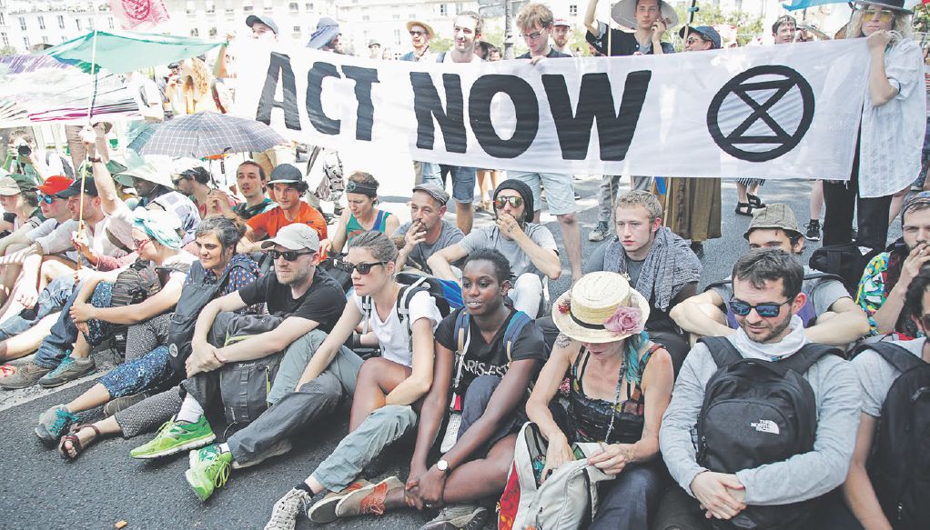 Mladá generácia dáva svoje požiadavky najavo aj na ekologických protestoch. Na snímke aktivisti v Paríži.