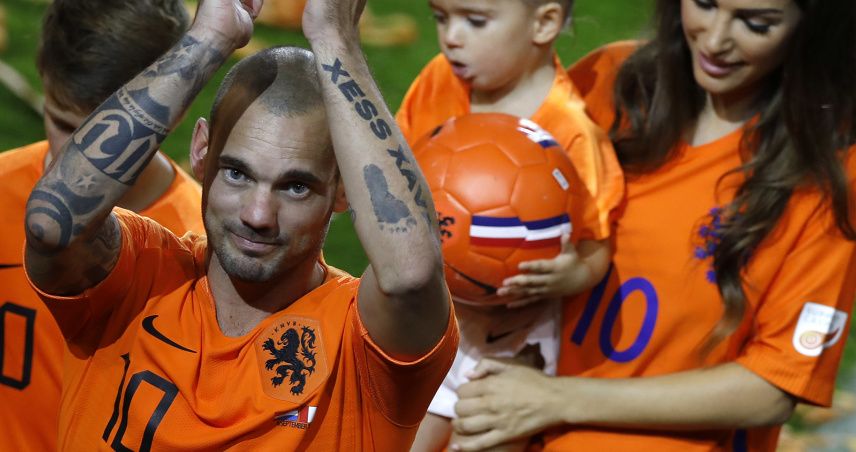 Dojatý Wesley Sneijder spolu s rodinou ďakuje fanúšikom po svojej reprezentačnej derniére v zápase proti Peru.