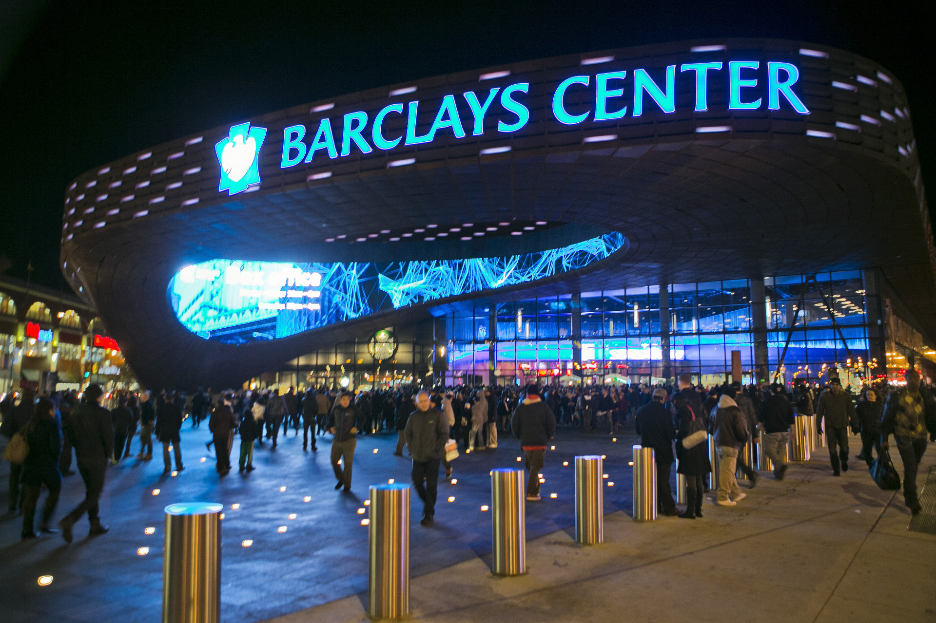 Multifunkčná moderná aréna Barclays Center, ktorá pojme 19-tisíc divákov, bude tiež patriť do portfólia nového vlastníka.