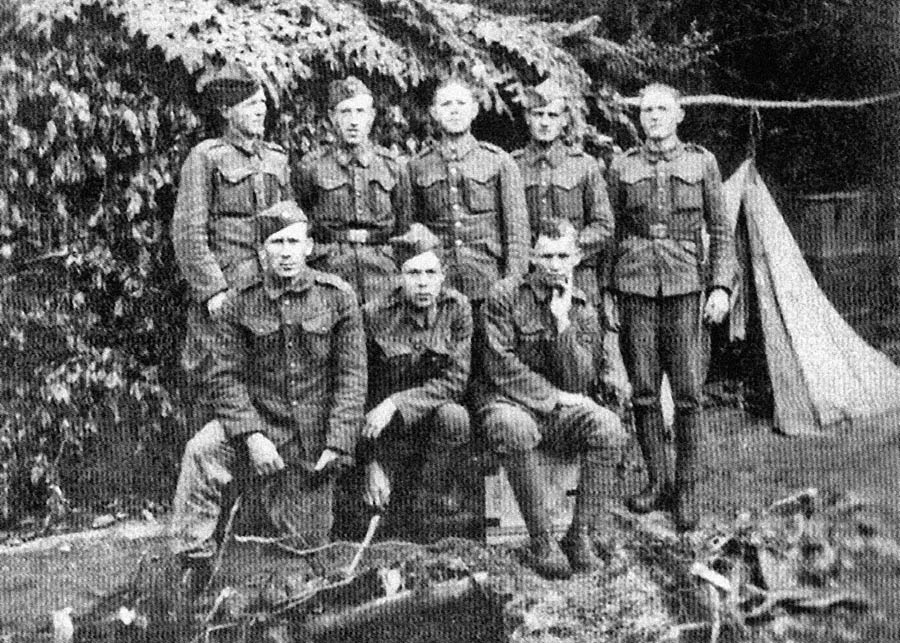 Príslušníci jedného z plukov 2. pešej divízie Východoslovenskej armády v Lupkovskom priesmyku v lete 1944.