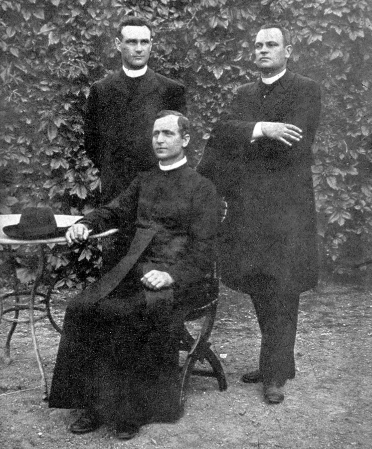 Mladý Hlinka (na stoličke) s kňazmi Florianom Tománkom a Aloisom Kolískom.