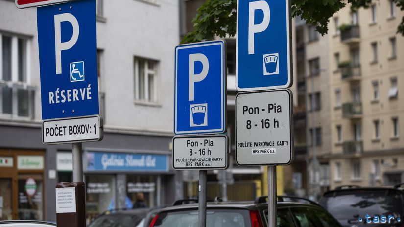 Najväčšie mestské časti Bratislavy pristupujú k rezidenčnému parkovaniu odlišnými cestami.