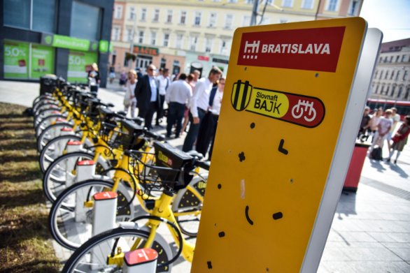 Tisíce ľudí v mestách na Slovensku využívajú na dennej báze zdieľané bicykle. Najviac ich poskytuje Slovnaft v Bratislave.