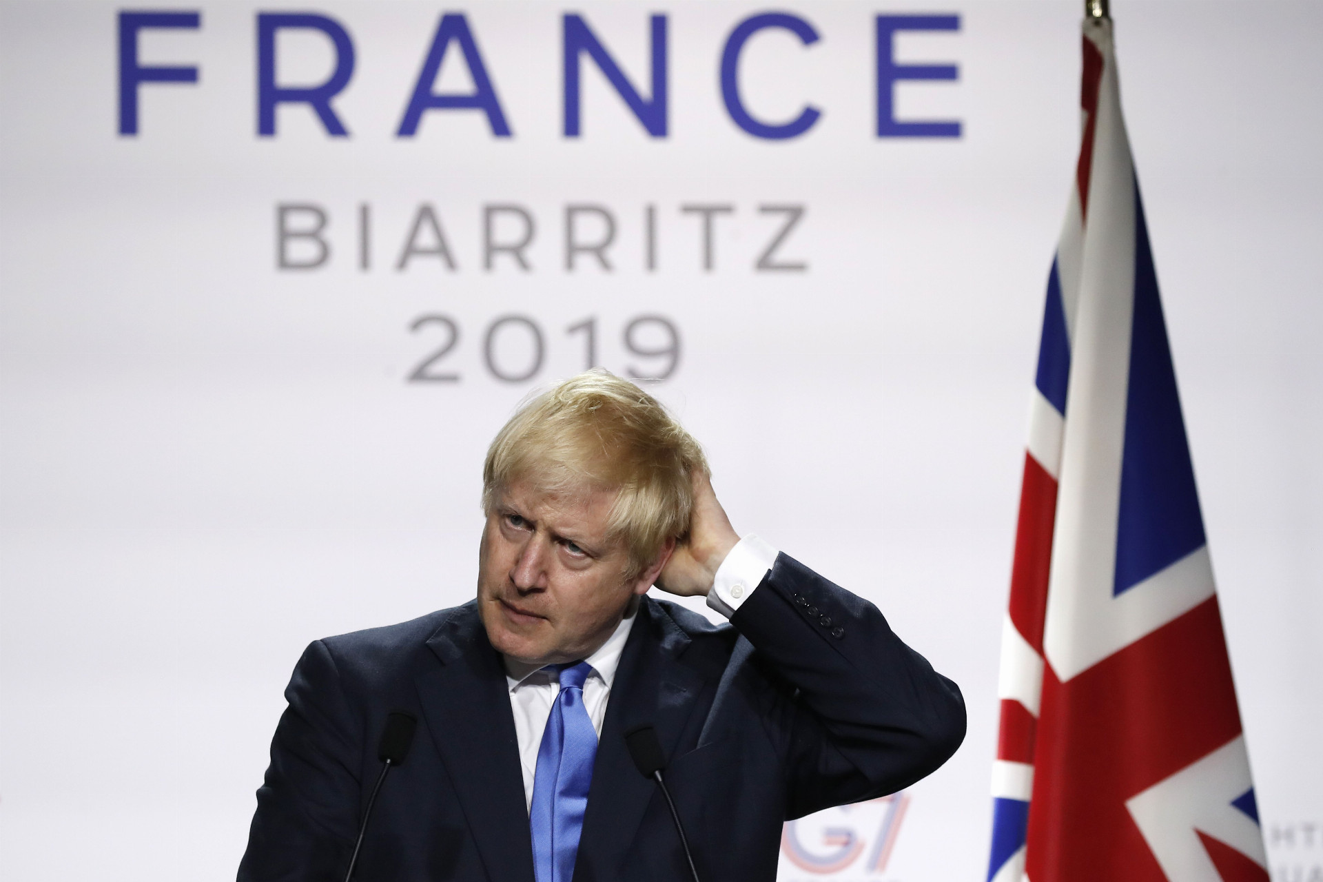 Na snímke britský premiér Boris Johnson gestikuluje na záverečnej tlačovej konferencii po rokovaní tretieho dňa summitu lídrov krajín skupiny G7 v juhofrancúzskom Biarritzi