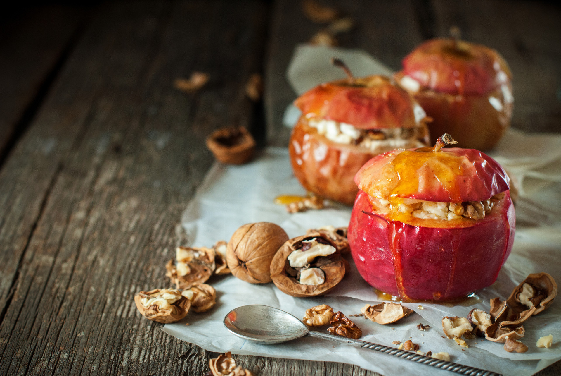 baked apple with nuts 