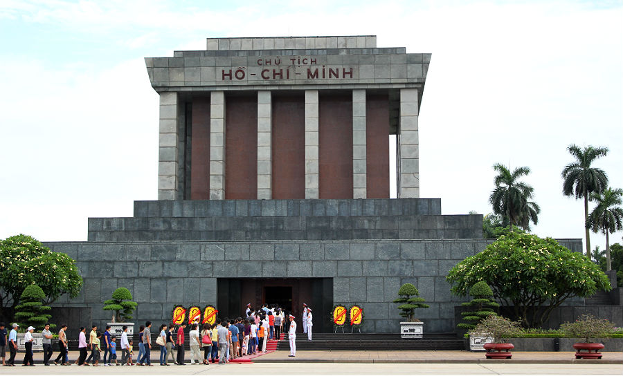 Ho Či Minovo mauzóleum  v Hanoji sa pre Vietnamcov stalo svätyňou. On sám pritom nechcel, aby jeho telo nabalzamovali a vystavili, želal si byť spopolnený a bez väčšej pompy pochovaný.