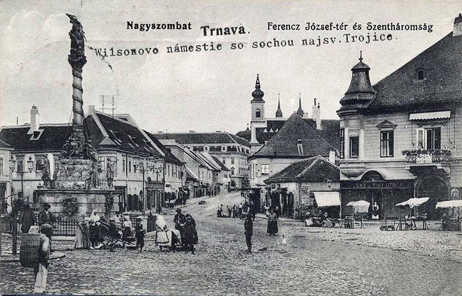 V priebehu roka 1919 dostávali slovenské názvy nielen mestá a obce, ale aj ich verejné priestranstvá. Nagyszombat sa tak stal Trnavou a jeho centrálne námestie Františka Jozefa sa zmenilo na Wilsonovo. 