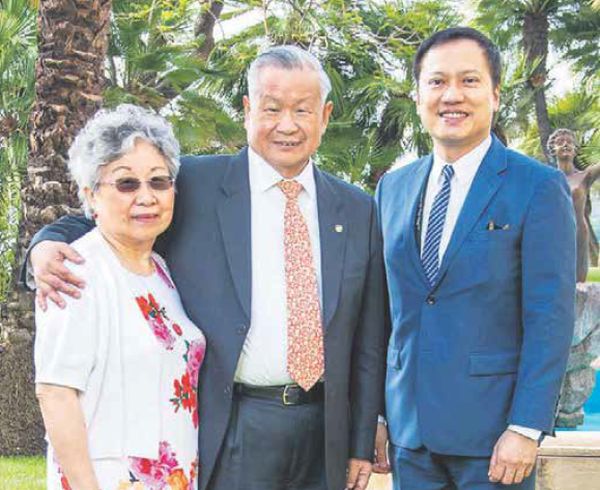 Miin Wu (v strede) reprezentoval Taiwan na júnovom vyhlásení Svetového EY podnikateľa v Monaku.